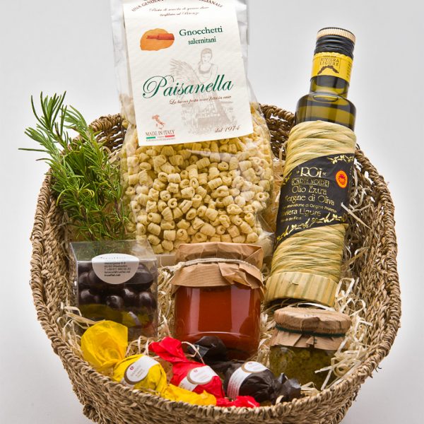 Präsentkorb mit Nudeln, Olivenöl und Tomatensoße