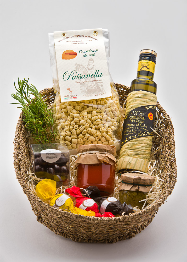 Präsentkorb mit Nudeln, Olivenöl und Tomatensoße